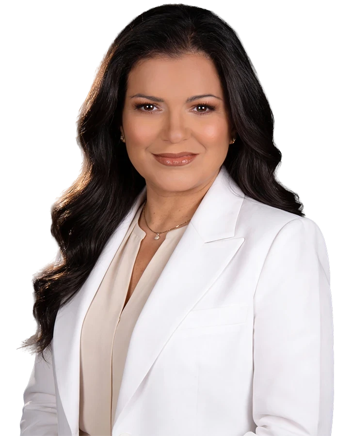 Dra. Juliana Varão, de blazer branco